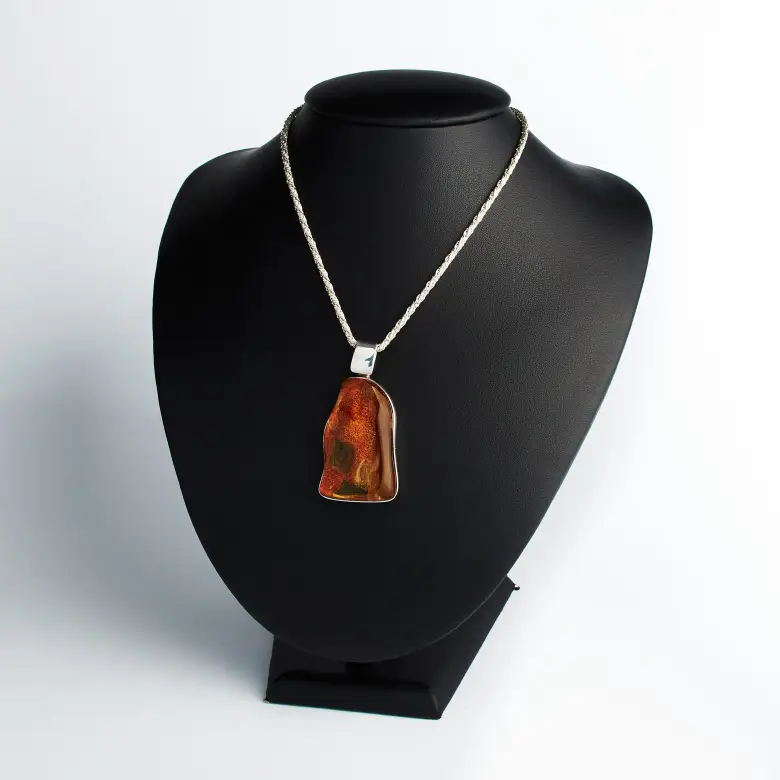 Srebrny wisior z bursztynem Srebrny wisior z bursztynem